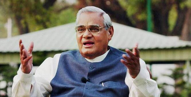 ગોપાલદાસે એક સમયે કહ્યું હતું કે, તેમની અને અટલજીની કુંડળીના ગ્રહોના ચરિત્ર લગભગ સમાન છે અને બંને કુંડળીમાં શનિ દેવ ખાસ પ્રભાવ પાડશે. તેઓ જ અમારા બંનેના મહાપ્રયાણના સબબ બનશે. મૃત્યુથી થોડાવર્ષ પહેલા જ અમે બંનેને ગંભીર રોગોનો સામનો કરવો પડશે. જોકે, બૃહસ્પતિની કૃપાથી મારા હાથ-પગ ચાલતા રહેશે, પણ અટલજી કોમામાં જતા રહેશે. શનિના પ્રભાવથી જ અમારા બંનેનું મૃત્યુ ત્રીસ દિવસના અંતરાલમાં થશે.