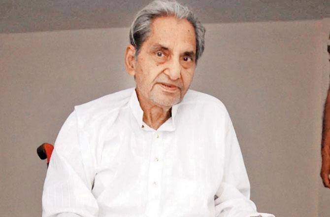  તમને જણાવી દઈએ કે, દિલ્હીના એઈમ્સમાં જ 19 જુલાઈ, 2018ના રોજ કવિ અને ગીતકાર ગોપાલદાસ નીરજનું 93 વર્ષની ઉંમરમાં જ નિધન થયું હતું. તેઓ હિન્દી સાહિત્ય જગતના મોટા શખ્સિયત હતા. તેમના સાહિત્ય માટે તેમને ભારત સરકારે 1991 અને 20017માં પદ્મશ્રી અને પદ્મ ભૂષણથી સન્માનિત કર્યા હતા. તેમણે હિન્દી ફિલ્મોમાં અનેક ગીતો લખ્યાં છે. 