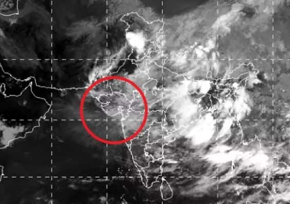  અમદાવાદ: હવામાન વિભાગ દ્વારા આગામી બે દિવસમાં ભારે થી અતિ બાહે વરસાદની આગાહી કરવામાં આવી છે. હવામાન વિભાગની આગાહી અનુસાર ઉત્તર ગુજરાતમાં ભારે વરસાદની શક્યતા છે. સાથે જ દક્ષિણ ગુજરાત અને સૌરાષ્ટ્રના કેટલાક વિસ્તારોમાં પણ ભારે વરસાદની આગાહી વ્યક્ત કરવામાં આવી છે. 