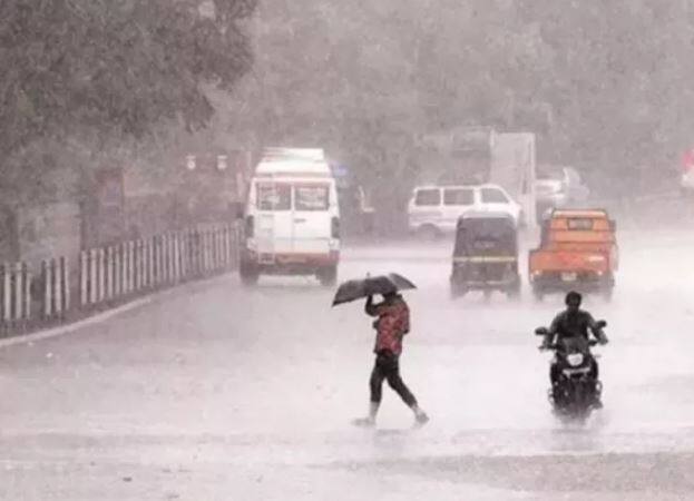  ભારે વરસાદની સ્થિતિને પહોંચી વળવા માટે રાજય સરકાર દ્વારા NDRFની પાંચ ટીમ તૈનાત કરવામાં આવી છે. આકસ્મિક આફતને પહોંચી વળવા માટે NDRFની વધુ બે ટીમો અજમેર ખાતેથી મંગાવાઈ છે. જેમાં એક ટીમ પાલનપુર રહેશે જ્યારે એક ટીમ ગાંધીનગર ખાતે સ્ટેન્ડ ટુ રાખવામાં આવશે. 