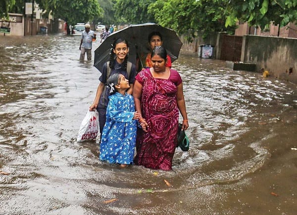 હવામાન વિભાગના અદિકારીએ જણાવ્યું હતું કે, રાજસ્થાન અને ગુજરાતને જોડતાં દક્ષિણ-પશ્ચિમ વિસ્તારમાં લો-પ્રેશર સર્જાતાં ગુજરાતમાં વરસાદની સ્થિતિ ઉદભવી છે. શનિવારે પણ રાજ્યમાં વરસાદ સારો પડી શકે છે. રવિવારથી વરસાદનું જોર ઘટે તેવી શક્યતા છે.