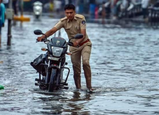 શુક્રવારે ખેડા જિલ્લામાં આવેલા કપડવંજમાં સૌથી વધુ 150 મીમી વરસાદ પડ્યો હતો. જ્યારે પંચમહાલના ગોધરામાં 126 મીમી, ગાંધીનગરના કલોલમાં 111 મીમી, અમદાવાદના સાણંદમાં 110 મીમી, ખેડાના માતરમાં 104 મીમી, અમદાવાદ શહેરમાં 102 મીમી, મહિસાગરના બાલાસિનોરમાં 95 મીમી, આણંદના સોજિત્રામાં 94 મીમી, છોટાઉદેપુરના પાવીજેતપુરમાં 93 મીમી અને ખેડાના ગળતેશ્વરમાં 89 મીમી વરસાદ નોંધાયો હતો.