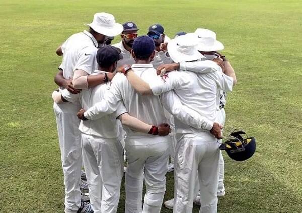 બીજા ફેરફાર તરીકે ટીમ ઇન્ડિયા ત્રીજી ટેસ્ટમાં વિકેટકિપર બેટ્સમેન કાર્તિકનું પત્તું કપાઇ શકે છે, કાર્તિકની જગ્યાએ યુવા વિકેટ કિપર ખેલાડી રિષભ પંતને મોકો મળી શકે છે. રિદ્ધિમાન સાહાને ઈજા થવાના કારણે કાર્તિકને ટીમમાં મોકો મળ્યો હતો પણ આ સીરીઝમાં કાર્તિકનું પ્રદર્શન નિરાશાજનક રહ્યું છે.