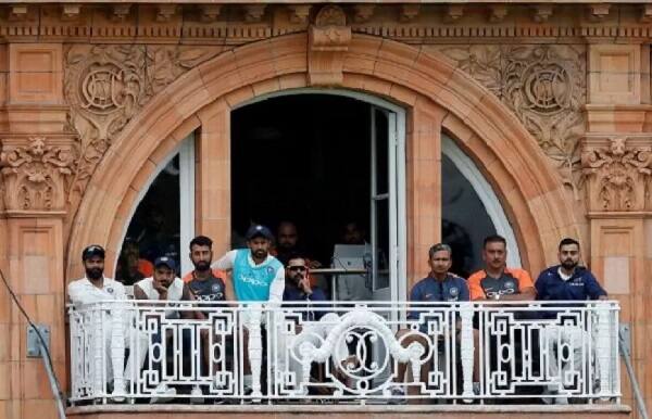 ઓપનર મુરલી વિજય પણ સદંતર નિષ્ફળ રહ્યો હતો. તેણે પ્રથમ ટેસ્ટની પ્રથમ ઇનિંગમાં 20 અને બીજી ઇનિંગમાં 6 રન બનાવ્યા હતા તેમ છતાં તેને બીજી ટેસ્ટ મેચમાં તક આપી હતી. જોકે, તે બીજી ટેસ્ટમાં ફ્લોપ રહેતાં બંને ઇનિંગમાં ખાતું ખોલાવ્યા વિના આઉટ થઈ ગયો હતો. મુરલી વિજયને બહાર કરી તેના સ્થાને ધવનને ફરી તક મળી શકે તેવું લાગી રહ્યું છે.