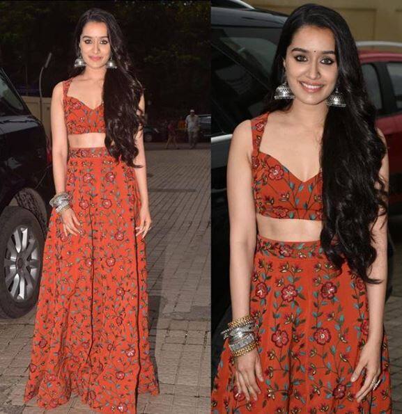 આ આંકડા યૂએસની મીડિયા ટેક કંપની સ્કોર ટ્રેડ્સ ઈન્ડિયા દ્વારા આપવામાં આવ્યા છે. જેમાં શ્રદ્ધાને રેકિંગમાં 100 અંક મળ્યા છે. જ્યારે આલિયા 85 અંક મેળવીને બીજા સ્થાને રહી છે. તો દીપિકા 68 અંક સાથે ત્રીજા સ્થાને અને પ્રિયંકા 66 અંક સાથે ચોથા સ્થાને રહી છે. સોનમ કપૂર 59 અંક સાથે પાંચમાં સ્થાન પર છે.