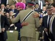 પાકિસ્તાન આર્મી ચીફને ગળે મળ્યા સિદ્ધુ, કોગ્રેસ નારાજ