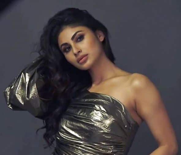  મૌનીના ફોટોશૂટનો વીડિયો સોશિયલમ મીડિયા પર ખૂબ પસંદ કરવામાં આવી રહ્યો છે. ફેન્સ આ વીડિયોને લાઈક અને શેર કરી રહ્યા છે. 