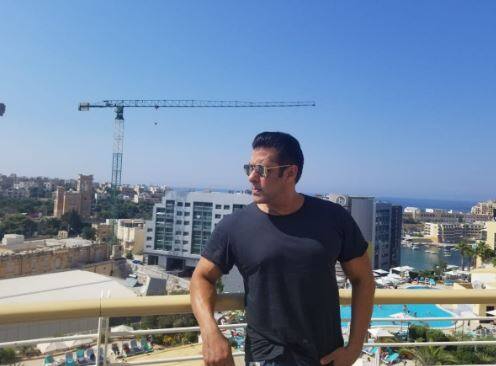 ખાસ વાત એ છે કે આ તસવીર જોઈને ફેન્સ સુનીલ ગ્રોવરને શાહરૂખ ખાન સમજી રહ્યા હતા. આ તસવીરમાં સુનીલની સ્ટાઈલ શાહરૂખ જેવી લાગી રહી છે. 