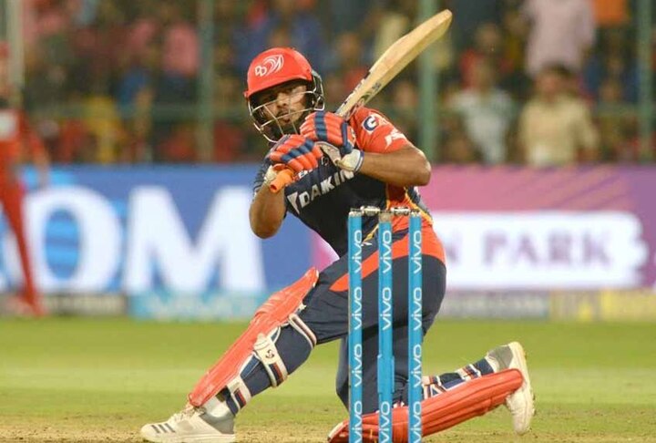 યુવા બેટ્સમેને દિલ્હીની ડોમેસ્ટિક ક્રિકેટમાં શાનદાર પ્રદર્શન કરીને ધ્યાન ખેંચ્યું હતું. પંતે ફર્સ્ટ ક્લાસ કરિયરમાં અત્યાર સુધી 23 મેચમાં ચાર સદી અને આઠ અડધી સદીની મદદથી 54.50ની સરેરાશથી 1744 રન બનાવ્યા હતા.