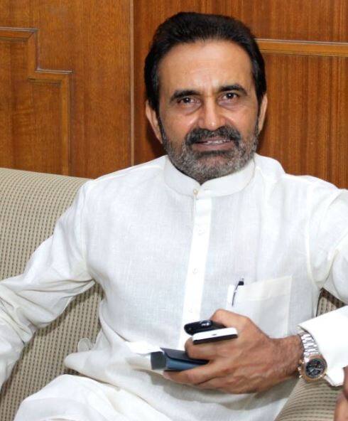 બેઠક બાદ શક્તિસિંહ ગોહિલે મોદી પર નિશાન સાધતાં જણાવ્યું કે, પાકિસ્તાનના વડાપ્રધાન ઇમરાન ખાનના શપથ સમારંભમાં ભાગ લેવા ગયેલા પંજાબ કોંગ્રેસના નેતા નવજોત સિદ્ધુ પાકિસ્તાન આર્મી જનરલને ગળે મળ્યા હતા તેને ભાજપ કારણ વગર જ મુદ્દો બનાવી રહી છે. નવજોત સિંહ સિદ્ધુને બોલાવવામાં આવ્યા ત્યારે તેઓ પાકિસ્તાન ગયા છે. વડાપ્રધાન મોદી બોલાવ્યા વગર જ નવાઝ શરીફના ત્યાં પહોંચી ગયા હતા.