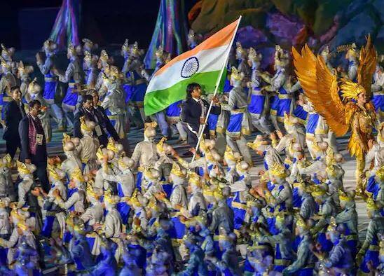 ઇંડોનેશિયાની રાજધાની જકાર્તામાં 18મી એશિયન ગેમ્સની આજે ઓપનિંગ સેરમની યોજાઈ હતી. ઉદ્ધઘાટન સમારોહ જકાર્તાના ગેલોરા બંગ કાર્નો સ્ટેડિયમમાં થઈ રહ્યો છે. ઉદ્ધઘાટન સમારોહમાં ઈન્ડોનેશિયાના પ્રેસીડેન્ટ બાઈક પર સ્ટેજ પર પહોંચ્યા હતા અને તેમણે શાનદાર એન્ટ્રી મારી હતી.