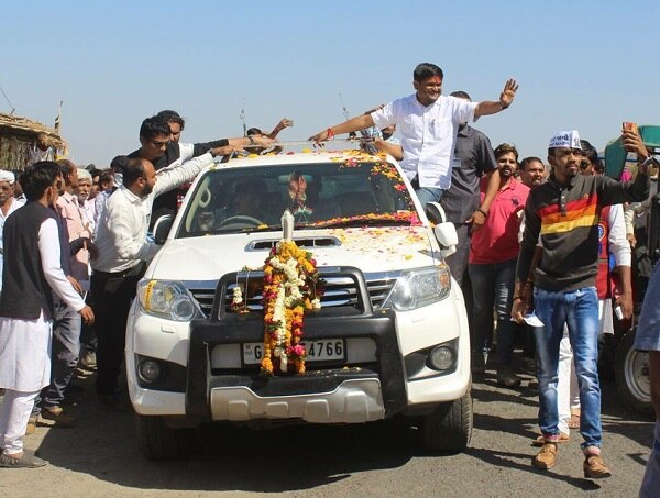 હાર્દિક પટેલે જણાવ્યું હતું કે, પાર્કિંગમાં ફેરવાયેલા નિકોલના ગ્રાઉંડમાં જ રવિવારે પાર્ક કરેલી ગાડીમાં બેસીને હું એક દિવસનો ઉપવાસ કરીશ. મારી સાથે પાટીદાર અનામત આંદોલન સમિતિ (PAAS)ના 501 કાર્યકરો કાળી પટ્ટી બાંધીને સરકાર સામે વિરોધ પ્રદર્શન કરશે. પાર્કિંગમાં પાર્ક કરેલી ગાડીમાં બેસીને ઉપવાસ કરવાથી અમને કોઈ રોકી નહિ શકે અને ત્યાંથી હટાવી પણ નહીં શકે.