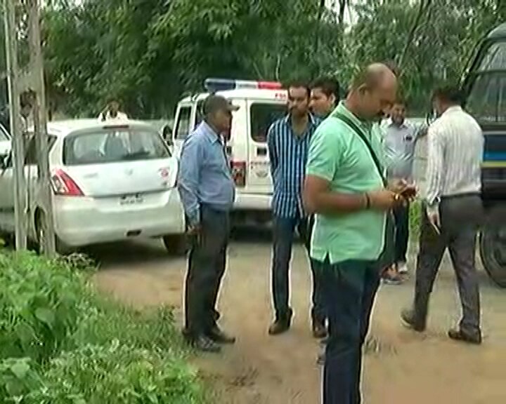 આ લોકો ઉપવાસ શરૂ કરે તે પહેલાં જ તેમને રોકવા માટે તેમના ઘરે મોટી સંખ્યામાં પોલીસ ગોઠવી દેવાઈ હતી. તેમને ઘરની બહાર નહીં નિકળવા સૂચના અપાઈ હતી પણ એ છતાં તેમણે ઉપવાસ માટે જવાનો આગ્રહ રાખતાં પોલીસે તેમની અટકાયત કરી હોવાનું જાણવા મળે છે.