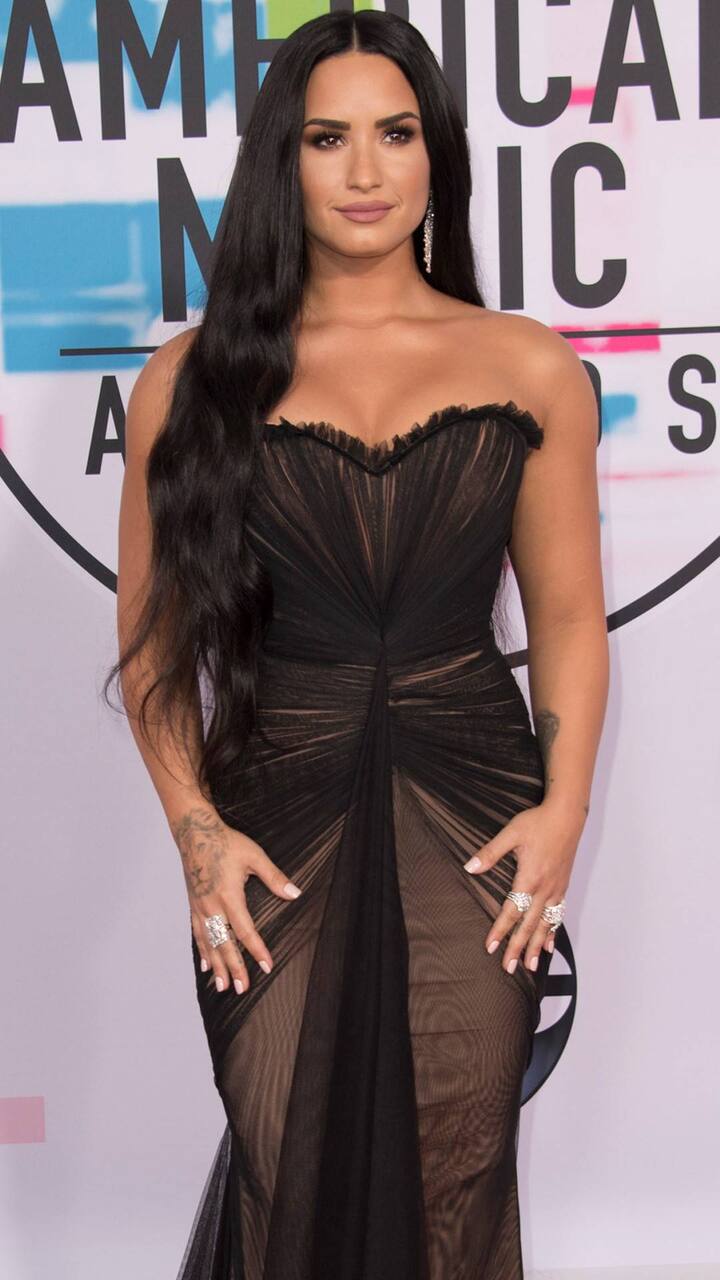 નિક જોનાસની મિત્ર અને કો-સિંગર ડેમી લોવૈટોએ પ્રિયંકા ચોપરાને ડેટ કરવાના કારણે સોશિયલ મીડિયામાં અનફોલો કરી દીધો છે. અનફોલોનું કારણ એવું માનવામાં આવી રહ્યું છે કે ડેમી ઈચ્છતી હતી કે ઓલિવિય કલ્પો સાથે બ્રેકઅપ થયા બાદ નિક ડેમીને ડેટ કરે. પરંતુ પ્રિયંકા આ બન્નેની વચ્ચે આવવાથી તે નિરાશ જોવા મળી હતી.