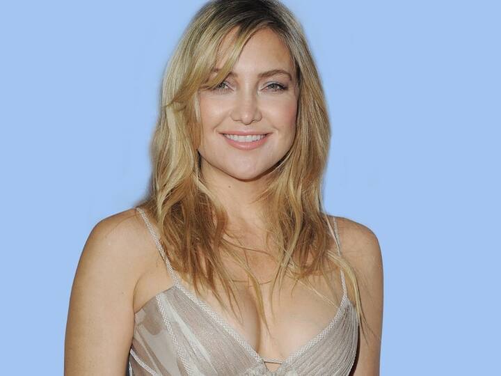 2016માં વેલેન્ટાઈનના દિવસે જ્યારે નિક અને અમેરિકન અભિનેત્રી કેટ હડસન લોસ એન્જલસમાં સાથે ડિનર કરતા સ્પોટ થયા ત્યારે એવું કહેવામાં આવ્યું હતું કે બન્ને એકબીજાને ડેટ કરી રહ્યા છે. ત્યાર બાદ બન્ને 2016માં મેટ ગાલામાં જોવા મળ્યા હતાં. કેટે નિકને ટેગ કરતા વેરી નાઈસ ગાય પણ લખ્યું હતું.