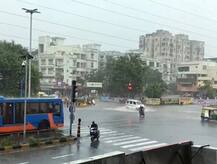 સવારથી અમદાવાદમાં ધીમીધારે વરસાદ શરૂ, જાણો ક્યાક્યાં વિસ્તારોમાં પડ્યા ઝાપટાં