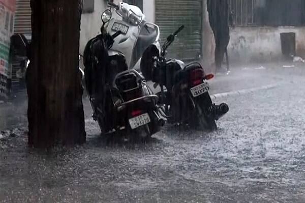 આ ઉપરાંત અમદાવાદના એસ.જી.હાઈવે. બોપલ, ગુમા સહિતના વિસ્તારોમાં પણ વરસાદી ઝાપટાં જોવા મળ્યા હતાં. જેના કારણે લોકોમાં ખુશી જોવા મળી હતી. 