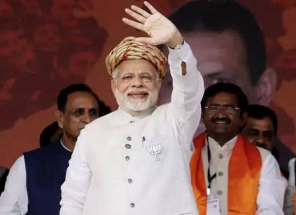 પ્રધાનમંત્રી 23 જુલાઈએ ગુજરાત પ્રવાસે આવવાના હતા જોકે અટલ બિહારી વાજપેયીનું નિધન થતાં 7 દિવસનો શોક જાહેર કરવામાં આવ્યો હતો જેના કારણે નરેન્દ્ર મોદીનો કાર્યક્રમ રદ કરવામાં આવ્યો હતો. જોકે નરેન્દ્ર મોદીના પ્રવાસને લઈને ગાંધીનગર ખાતે શનિવારે મીટિંગ કરવામાં આવી હતી ત્યાર બાદ નક્કી કરવામાં આવ્યું છે કે નરેન્દ્ર મોદી 23 તારીખે જ ગુજરાત પ્રવાસે આવવાના છે.