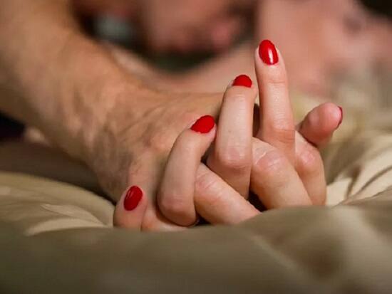 સગીરાને એક વર્ષ પહેલા જ સાબરમતીમાં રહેતા યુવક સાથે સગાઈ થઈ હતી. જેથી આરોપી જગદીશે સગીરાને બ્લેકમેઈલ કરતો હતો અને આરોપી જગદીશે રિવરફ્રન્ટ પર સગીરાના ફોટા પાડ્યા હતા. તે પાલનપુર ખાતે સમાજના લોકોને બતાવીને સગીરાને બદનામ કરી હતી. જેથી સગીરાને સગાઈ તૂટી ગઇ હતી.