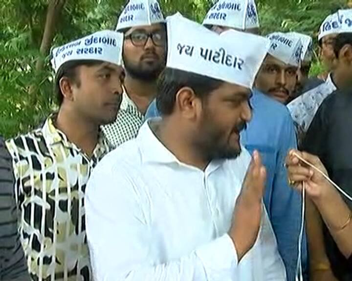 ઉપવાસ પહેલા હાર્દિક પટેલની અટકાયત કરવામાં આવી હતી જેના કારણે હાર્દિક પટેલ અને પોલીસ વચ્ચે ઝપાઝપના દ્રશ્યો જોવા મળ્યા હતાં. હાર્દિકની પોલીસ અટકાયત કરતાં હાર્દિક ગુસ્સો ભરાયો હતો. જ્યારે અન્ય પાટીદારોની પણ અટકાયત કરાતા લોકો રોષે ભરાયા હતા. 