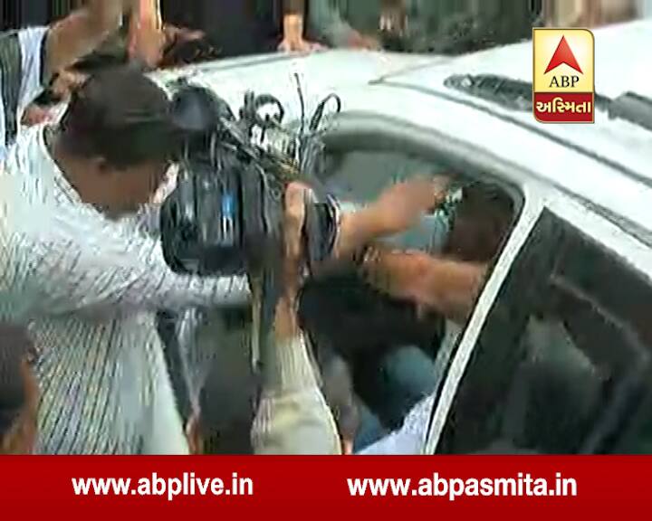 મોટી સંખ્યામાં પાટીદારો અને કન્વીનરોએ ભેગા મળીને ‘જય સરદાર જય પાટીદાર’ના નારા લગાવ્યા હતા. જેથી અમદાવાદ ક્રાઈમ બ્રાંચે હાર્દિક સહિત 9 લોકો સામે ગુનો નોંધ્યો છે. પોલીસના કામમાં હાર્દિક અને તેના સાથીદારોએ રૂકાવટ અને ગેરવર્તન કરવા બદલ ગુનો નોંધવામાં આવ્યો છે.