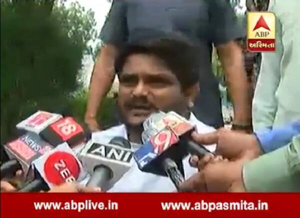 અમદાવાદના નિકોલમાં આજે એક દિવસના પ્રતિક ઉપવાસ પહેલા જ હાર્દિક પટેલની અટકાયત કરી લેવામાં આવી હતી. હાર્દિક નિકાલ પહોંચે તે પહેલા જ તેની પોલીસ દ્વારા અટકાયત કરાઈને તેને ક્રાંઈમ બ્રાંચ ખાતે લઈ જવામાં આવ્યો હતો. 