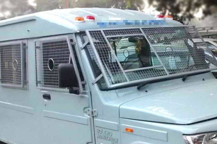  સુરક્ષાને ધ્યાનમાં રાખીને રોકડ લઇ જતા વાહન સાથે 2 હથિયારબંધ ગાર્ડ રહેશે. તેમજ નક્સલ પ્રભાવિત વિસ્તારોમાં ATMમાં સાંજે ચાર વાગ્યા સુધી રોકડ નાખવામાં આવશે. જ્યારે રોકડની દેખરેખ કરતી ખાનગી એજન્સીઓ બેંકો પાસેથી લંચ પહેલાં રોકડ સંગ્રહ કરી લેશે. 