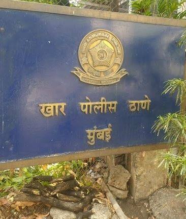 કંગના સામે પ્રોપર્ટી ડીલર પ્રકાશ જી રોહિરે ખાર પોલીસ સ્ટેશનમાં કંગના સામે ફરિયાદ નોંધાવી હતી. જેમાં તેમણે લખાવ્યું હતું કે, ડીલમાં તે બ્રોકર હતા અને કંગનાએ બંગલો ખરીદ્યા બાદ તેને કમીશનનું પેમેન્ટ કર્યું નથી.