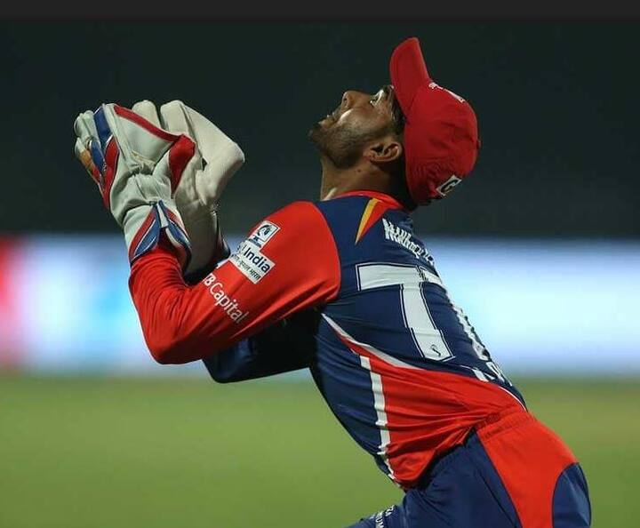 નોટિંઘમઃ ત્રીજી ટેસ્ટમાં દિનેશ કાર્તિકના સ્થાને ટીમમાં સમાવવામાં આવેલા રિષભ પંતે ડેબ્યૂ ટેસ્ટમાં 5 કેચ લઈને વર્લ્ડ રેકોર્ડ બનાવી દીધો છે. ડેબ્યૂ મેચમાં 5 કેચ લેનારો તે ભારતનો પ્રથમ વિકેટકિપર બની ગયો છે. 