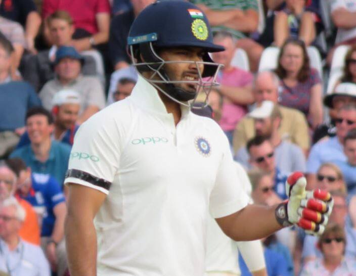 ટેસ્ટ ડેબ્યૂમાં 5 કે તેથી વધારે કેચ પકડનારો પંત વિશ્વનો ત્રીજો વિકેટકિપર છે. પંતે બેટિંગમાં પણ ટેસ્ટ કરિયરમાં રન બનાવવાની શરૂઆત સિક્સ મારીને કરી હતી. ટેસ્ટ ક્રિકેટની ઇતિહાસમાં આમ કરનારો પંત પ્રથમ ભારતીય હતો.