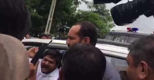 અમદાવાદ: પાસ કન્વીનર હાર્દિક પટેલ 25મી ઓગસ્ટના રોજ આમરણાંત ઉપવાસ માટે મંજૂરી ન મળતા 19 તારીખે મંજૂરી વિના જ એક દિવસના પ્રતિક ઉપવાસ પર બેસવાના હતા જોકે હાર્દિક નિકોલ જઈને કારમાં ઉપવાસ પર બેસે તે પહેલાં જ હાર્દિક અને તેના સમર્થકોની પોલીસે અટકાયત કરીને ક્રાઈમ બ્રાંચ લઈ ગઈ હતી. જ્યાં હાર્દિક સામે સરકારી કામમાં દખલ બદલ કલમ 186 અને મંજૂરી વિના લોકોનું ટોળું ભેગું કરવા બદલ કલમ 143 હેઠળ ગુનો નોંધાયો હતો.