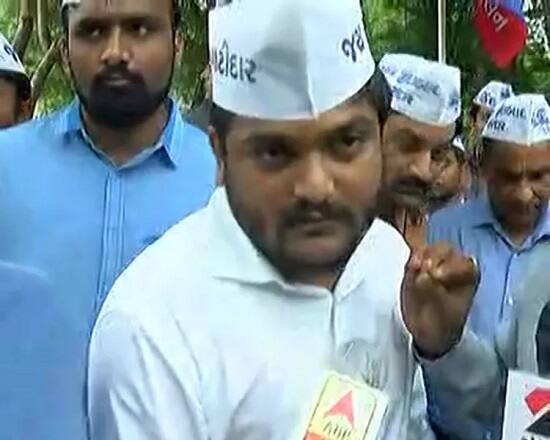 દિવસભર ચાલેલા ડ્રામાં બાદ અંતે હાર્દિકને જામીન મળ્યા હતાં. ઉલ્લેખનીય છે કે, તેને મીડિયા સાથે વાત કરતા જણાવ્યું હતું કે, PI ચાવડાએ મને મારી નાખવાની ધમકી આપી હતી. 25 ઓગસ્ટના ઉપવાસ વિજય રૂપાણી પણ અટકાવી નહીં શકે.