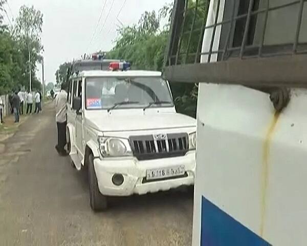 આ દરમિયાન સમર્થકોએ સુત્રોચ્ચાર કર્યા હતા અને પોલીસ સાથે પણ બોલાચાલી થઈ હતી. હાર્દિક જ્યારે કારમાં બેઠો હતો ત્યારે પોલીસે તેને બહાર કાઢવાના પ્રયાસો કરતા પોલીસ સાથે ઝપાઝપી થઈ હતી. ત્યાર બાદ પોલીસ હાર્દિકની ગાડીની ચાવી ઝુંટવીને તેને ક્રાઈમ બ્રાંચ લઈ ગઈ હતી.