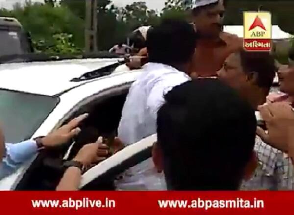 હાર્દિક પટેલે જણાવ્યું હતું કે, હાર્દિક પટેલના ઉપવાસ માટે ગુજરાત સરકાર કેમ ડરી રહી છે. હું મારા સમાજના હિત માટે ઉપવાસ કરી રહ્યો છું, તો સરકાર કેમ મને રોકવાનું કામ કરી રહી છે.