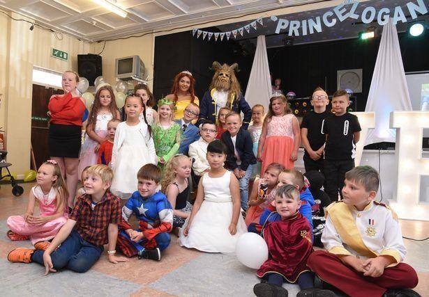  તેમણે જણાવ્યું કે, લોગન બીમાર પડ્યો તે પહેલા કાયમ કહેતો હતો કે તે મારી સાથે લગ્ન કરવા માંગે છે. તેને બ્યૂટી એન્ડ ધ બીસ્ટ બહુ પસંદ છે. હવે તેને એ મળ્યું જે તે ઈચ્છતો હતો. તે બહુ ખુશ છે અને કોઈ પણ મા આ જ ઈચ્છશે.