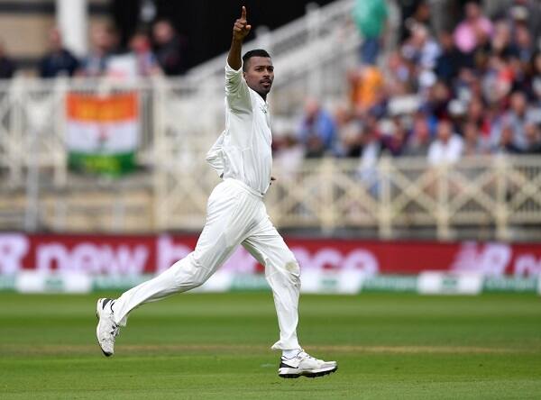 હાર્દિક પંડ્યાએ જો રૂટને 16 રને આઉટ કર્યો હતો. બેરિસ્ટોન 15 રન બનાવી હાર્દિક પંડ્યાની ઓવરમાં સ્પિલમાં કેચ આઉટ થયો હતો. ક્રિસ વોક્સ 8 રન બનાવીને હાર્દિકની ઓવરમાં કેચ આઉટ થયો હતો. રાશિદ 5 રન બનાવીને કેચ આઉટ થયો હતો. બ્રોડ શૂન્ય રનમાં હાર્દિક પંડ્યાની ઓવરમાં એલબીડબલ્યૂ થયો હતો.