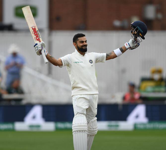 બર્મિઘમઃ અત્રેના ટ્રેન્ટ બ્રિજ મેદાન પર પ્રવાસી ભારત અને યજમાન ઈંગ્લેન્ડ વચ્ચે રમાઇ રહેલી ત્રીજી ટેસ્ટના ત્રીજા દિવસે ભારતે 7 વિકેટના નુકસાન પર 352 રન બનાવી બીજી ઈનિંગ ડિકલેર કરી હતી. પ્રથમ ઈનિંગની મળેલી 168 રનની લીડ ઉમેરતા ભારતે ઈંગ્લેન્ડને જીતવા 521 રનનો ટાર્ગેટ આપ્યો છે. ભારતે ઈનિંગ ડિક્લેર કરી ત્યારે હાર્દિક પંડ્યા 52 અને અશ્વિન 1 રને અણનમ હતા. ભારત તરફથી કોહલીએ સર્વાધિક 103 અને પૂજારાએ 72 રન બનાવ્યા હતા. ઈંગ્લેન્ડ તરફથી આદિલ રશીદે સર્વાધિક 3 વિકેટ ઝડપી હતી. બીજી ઈનિંગની શરૂઆત કરવા માટે ઈંગ્લેન્ડ તરફથી એલિસ્ટર કૂક 9 અને કેટોન જેનિંગ્સ 13 રન બનાવી અણનમ રહ્યાં હતા. ઈંગ્લેન્ડ પોતાની બીજી ઈનિંગમાં 23 રન બનાવી લીધા છે. ઈંગ્લેન્ડને મેચ જીતવા માટે હજું 498 રનની જરૂર છે.