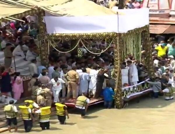 અસ્થિ વિસર્જન માટે પણ ખાસ રૂટ તૈયાર કરવામાં આવ્યો છે. 21મીએ અમદાવાદમાં સાબરમતી અને સુરતમાં તાપીમાં અસ્થિ વિસર્જન કરાશે જ્યારે 25મીએ સોમનાથ સ્થિત ત્રિવેણી સંગમ અને વડોદરામાં મહીમાં અસ્થિ વિસર્જન કરવા નક્કી કરવામાં આવ્યું છે. 