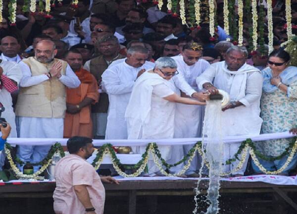 27મીએ સિદ્ધપુરમાં સરસ્વતી અને ભરૂચમાં નર્મદા નદીમાં અસ્થિ વિસર્જન કરવામાં આવશે. આ ઉપરાંત 25થી 30 ઓગષ્ટ સુધી મહાનગરો ઉપરાંત જીલ્લા મથકોએ પ્રાર્થના સભા આયોજિત કરવામાં પણ આવી છે.