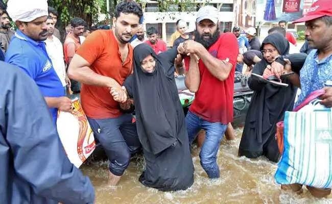 ઉપરાંત દિલ્હીના મુખ્યમંત્રી અરવિંદ કેજરીવાલ 10 કરોડની સાથે આમ આદમી પાર્ટીના દરેક ધારાસભ્યો અને સંસદ સભ્યોનો એક મહિનાનો પગાર મદદ માટે આપવાની જાહેરાત કરી છે. કેરાલાના કોંગ્રેસના ધારાસભ્યો અને સંસદ સભ્યો પણ એક મહિનાની સેલેરી પુરગ્રસ્તોની મદદ માટે દાન કરશે.