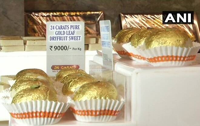 સુરત: રક્ષાબંધનના તહેવારે બજારોમાં અવનવી મીઠાઈઓ બજારમાં જોવા મળતી હોય છે. ત્યારે સુરતમાં રક્ષાબંધનના પર્વ પર 9 હજાર રૂપિયે કિલો મીઠાઈ મળી રહે છે. આ મીઠાઈ પર સોનાના વરખને જોઈને ચોંકી જશો. આ સાથે તેનો ભાવ પણ સોના જેવો છે.