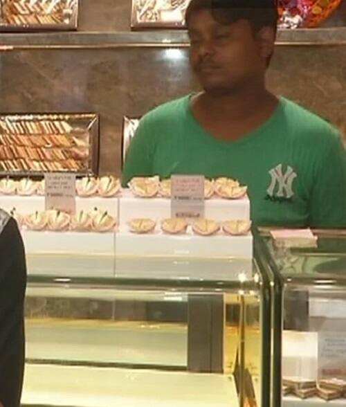 સુરતના એક મીઠાઈ વિક્રેતાએ આ વિશે જણાવ્યું હતું કે, અહીં આવતા ગ્રાહકો આ ‘ગોલ્ડ સ્વીટ્સ’ને જોઈને અચંબામાં પડી જાય છે. રક્ષાબંધનને હવે માંડ ગણતરીના દિવસો બાકી રહ્યા છે ત્યારે મીઠાઈની ખરીદી કરવા આવતી મહિલાઓ અને યુવતીઓ પણ આ વખતે પોતાના ભાઈને કંઈક અલગ જ પ્રકારની મીઠાઈ આપવા ‘ગોલ્ડ સ્વીટ્સ’ની પસંદગી કરી રહી છે.