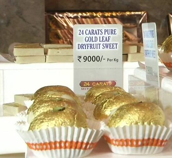 દર વર્ષે રક્ષાબંધનના પર્વ દરમિયાન બહેન સામાન્ય મીઠાઈ વડે તો પોતાના ભાઈનું મોઢું મીઠું કરાવતી જ હોય છે. પરંતુ આ વખતે પોતાના ભાઈને કંઈક સ્પેશિયલ મીઠાઈ ગિફ્ટ કરવા પણ તેઓ આગળ આવી રહી છે. જે 9 હજાર કિલોના ભાવની અલગ-અલગ વેરાયટીની મીઠાઈનો ઓર્ડર આપી રહી છે.