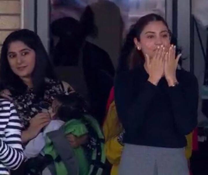 ટી બ્રેક પછી કોહલીએ ટેસ્ટ કારકિર્દીની 23મી અને વર્તમાન ઈંગ્લેન્ડ પ્રવાસની બીજી સદી ફટકારી હતી. કોહલીએ સદી બાદ મેદાનમાં હાજર પત્ની અનુષ્કાને ફ્લાઇંગ કિસ આપી હતી. 