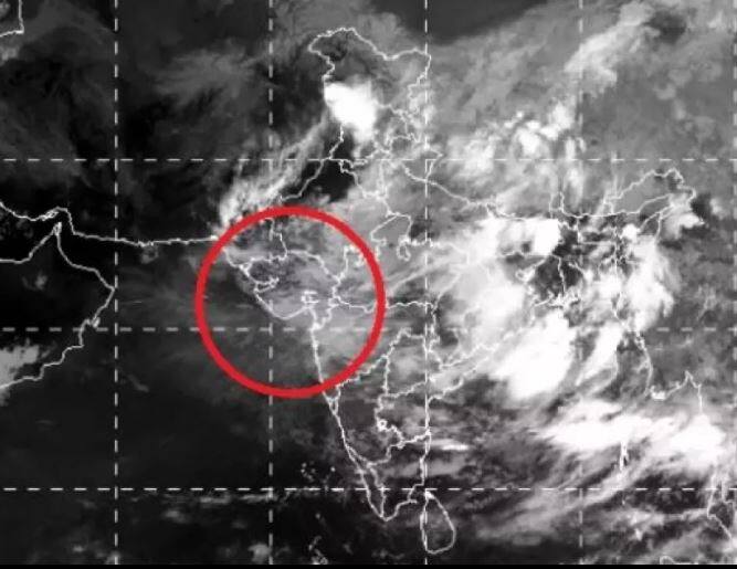  અમદાવાદમાં આગામી બે દિવસ દરમિયાન મધ્યમ અને ભારે વરસાદ પડવાની શક્યતા છે. લો- પ્રેશર 48 કલાકમાં વિદર્ભ થઈને ગુજરાત પહોંચશે. જેના કારણે આજથી ગુજરાતમાં વરસાદનું જોર વધી શકે છે.