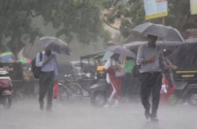  દક્ષિણ ગુજરાતમાં થોડા દિવસોના વિરામ બાદ ફરી વરસાદી સિસ્ટમ સક્રિય થતાં વરસાદી માહોલ છવાયો છે. સોમવારે ડાંગના વઘઈમાં સૌથી વધુ ચાર ઈંચથી વધુ વરસાદ પડ્યો છે. જ્યારે વલસાડના કપરાડા તાલુકામાં બે ઈંચથી અઢી ઈંચ વરસાદ પડતાં ખેડૂતોમાં ખુશીનો માહોલ જોવા મળી રહ્યો છે.