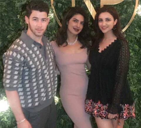 બહેન પ્રિયંકાની સગાઈ પાર્ટીમાં પરિણીતિ ચોપરાએ એક વર્ષ જૂનો ડ્રેસ પહેરતા થઈ ટ્રોલ, જુઓ તસવીરો બહેન પ્રિયંકાની સગાઈ પાર્ટીમાં પરિણીતિ ચોપરાએ એક વર્ષ જૂનો ડ્રેસ પહેરતા થઈ ટ્રોલ, જુઓ તસવીરો