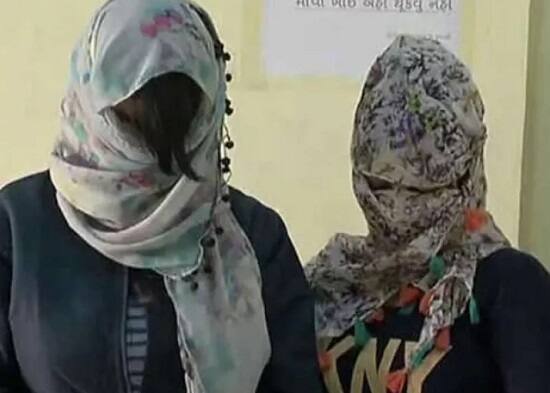 જેથી પોલીસે મેહુલ રાણા રહે.ભાદરણને ઝડપતા તેણે મેહુલ ઉર્ફે લાલજી ગોહેલ રહે લોટીયા ભાગોળ બંને ભાગીદારીમાં દેહવિક્રયનો ધંધો ચલાવતા હોવાની કબુલાત કરી હતી. પોલીસે મેહુલ ઉર્ફે લાલજી ગોહેલને પકડી પાડવાના ચક્રોગતિમાન કર્યા છે.