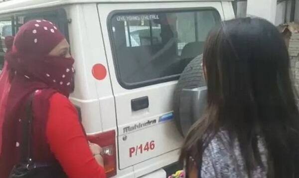 આણંદ: આણંદ-વિદ્યાનગર રોડ પર બીગબજારની પાછળ આવેલા તક્ષસીલા ફ્લેટના ચોથા માળે ફ્લેટ નં-408માંથી આણંદ એલસીબી પોલીસે છાપો મારીને કુટણખાનું ઝડપી પાડ્યું હતું. ફ્લેટમાં બે પરપ્રાંતીય મહિલોઓ લાવીને બે યુવકો દેહવિક્રયનો ધંધો કરવાતા હોવાનું ખુલતા પોલીસે બંનેની અટકાયત કરીને કાયદેસરની કાર્યવાહી કરી છે. આ ફ્લેટમાંથી છ માસ અગાઉ પણ કુટણખાનું ઝડપાયું હોવાની ચર્ચાઓએ જોર પકડ્યું છે. (તમામ તસવીરો પ્રતિકારત્મક)