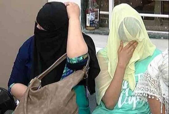 આણંદના રમેશ રામાભાઇ ડાભીએ જિલ્લા પોલીસવડાને અરજી કરીને જણાવ્યું હતું કે, આણંદ વિદ્યાનગર રોડ પર બીગ બજાર પાછળ આવેલ તક્ષસીલા ફ્લેટ નં 405, 406 અને 408માં મેહુલ ગોહેલ અને મેહુલ અશોકભાઇ રાણા બહારથી યુવતીઓ બોલાવીને દેહવ્યાપારનો ધંધો કરાવે છે. તેમજ જુગાર, દારૂ અને ગાંજાનો ધંધો કરે છે. તેમજ ફ્લેટમાં રહેતા અન્ય રહિશોને હેરાન કરે છે. 